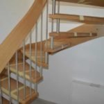 Bolzentreppe aus Eiche mit Edelstahl