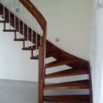 Bolzentreppe aus keilgezinkter Akazie-01