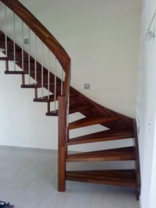 Bolzentreppe aus keilgezinkter Akazie-01