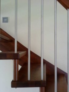 Bolzentreppe aus keilgezinkter Akazie-01