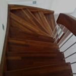 Bolzentreppe aus keilgezinkter Akazie-01