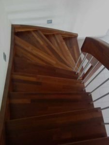 Bolzentreppe aus keilgezinkter Akazie-01