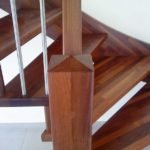 Bolzentreppe aus keilgezinkter Akazie-01