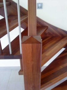 Bolzentreppe aus keilgezinkter Akazie-01