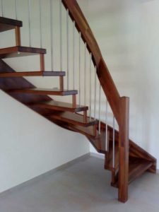 Bolzentreppe aus keilgezinkter Akazie-01