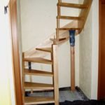 Aufbau einer Bolzentreppe aus Keilgezinkter Buche.