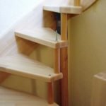 Aufbau einer Bolzentreppe aus Keilgezinkter Buche.