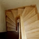 Aufbau einer Bolzentreppe aus Keilgezinkter Buche.