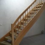 Buchentreppe mit gedrechselten Stäben