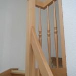 Buchentreppe mit gedrechselten Stäben