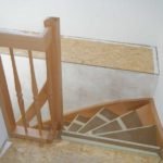 Buchentreppe mit gedrechselten Stäben