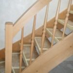 Buchentreppe mit gedrechselten Stäben