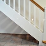 gerade Treppe farbig mit Eichenstufen