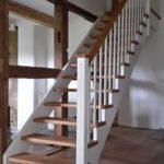 gerade Treppe mit Podest, weiß farbig mit Eiche