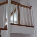 gerade Treppe mit Podest, weiß farbig mit Eiche