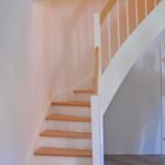 Geschlossene Buchentreppe farbig weiß