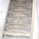 Geschlossene Eichentreppe mit schwarzem Rutschgummi