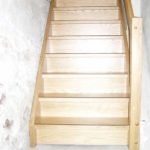 Geschlossene Eichentreppe mit schwarzem Rutschgummi