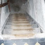 Geschlossene Eichentreppe mit schwarzem Rutschgummi