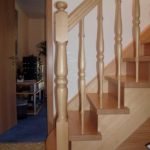Holztreppe mit gedrechselten Geländerteilen