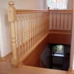 Holztreppe mit gedrechselten Geländerteilen