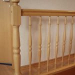 Holztreppe mit gedrechselten Geländerteilen