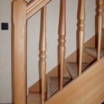 Holztreppe mit gedrechselten Geländerteilen