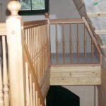 Holztreppe mit gedrechselten Geländerteilen