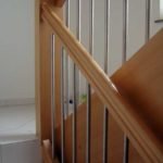 Holztreppen mit Geländerteilen aus hochwertigem Edelstahl.
