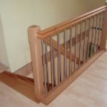 Holztreppen mit Geländerteilen aus hochwertigem Edelstahl.