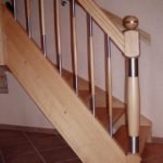 Holztreppen mit Geländerteilen aus hochwertigem Edelstahl.