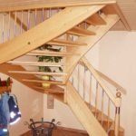 Holztreppen mit Geländerteilen aus hochwertigem Edelstahl.