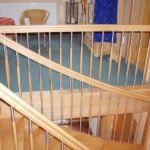 Holztreppen mit Geländerteilen aus hochwertigem Edelstahl.