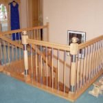 Holztreppen mit Geländerteilen aus hochwertigem Edelstahl.