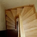 Keilgezinkte Bolzentreppe aus Buche