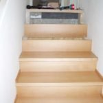 Podesttreppe aus Buche mit Treppenlauf