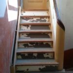 Podesttreppe aus massiver Buche und Geländer aus einer Holz-Edelstahl Kombination