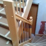 Podesttreppe aus massiver Buche und Geländer aus einer Holz-Edelstahl Kombination