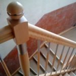 Podesttreppe aus massiver Buche und Geländer aus einer Holz-Edelstahl Kombination