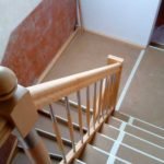 Podesttreppe aus massiver Buche und Geländer aus einer Holz-Edelstahl Kombination